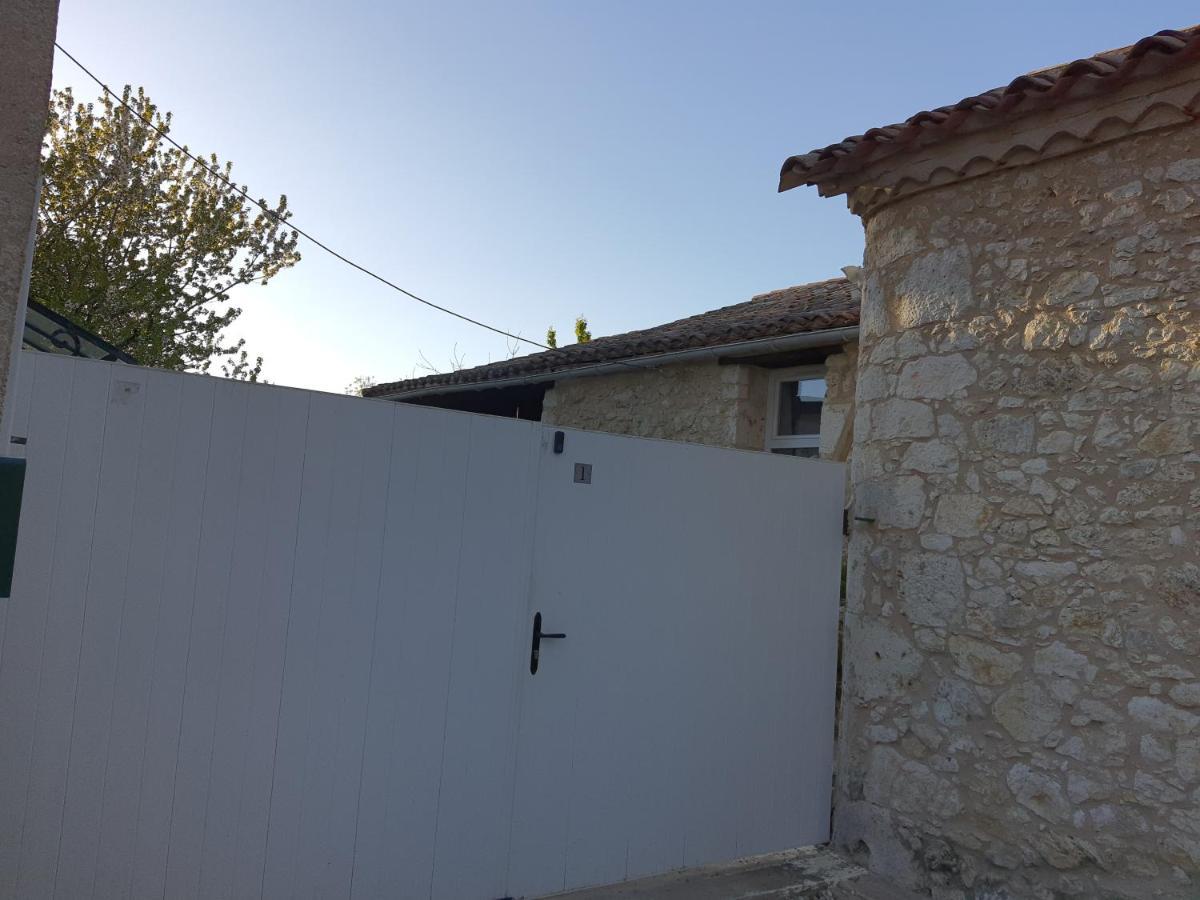 Hébergement de vacances gîte en pierre le paradis sur notre propriété proche issigeac et de bergerac Saint-Aubin-de-Lanquais