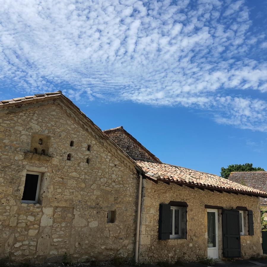 Hébergement de vacances gîte en pierre le paradis sur notre propriété proche issigeac et de bergerac Saint-Aubin-de-Lanquais