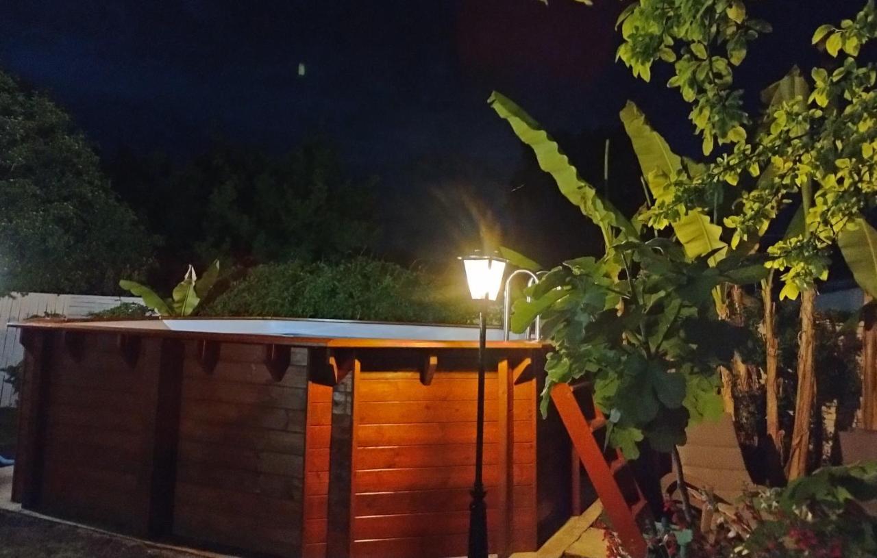 Hébergement de vacances gîte en pierre le paradis sur notre propriété proche issigeac et de bergerac Saint-Aubin-de-Lanquais
